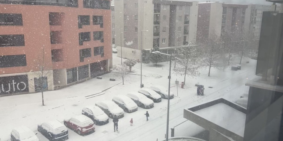 Zabelela se Podgorica: Snega ima svuda, veje od jutros (FOTO)