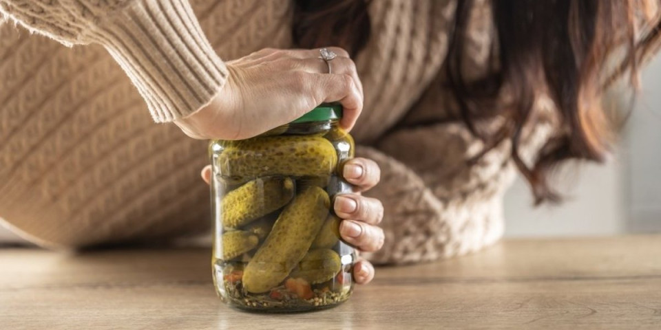 Odvrnite poklopac sa tegle očas posla: Trik zaludeo domaćice - treba vam samo 1 stvar (VIDEO)