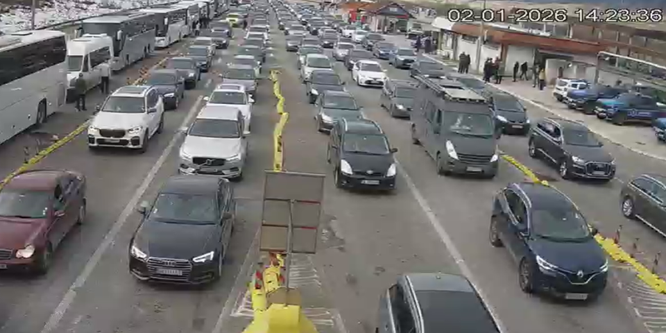 Višesatne kolone na granicama: Automobili stoje u mestu - kolaps je svuda (FOTO)