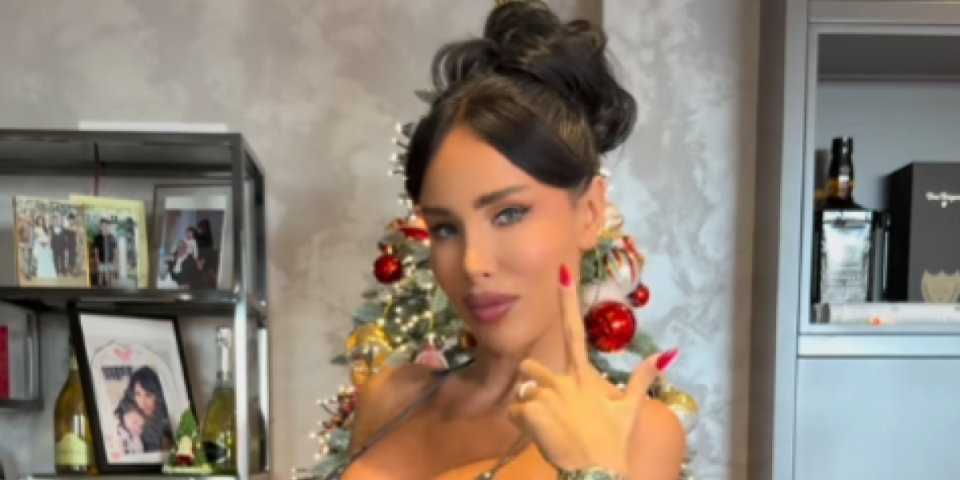 Aleksandra Subotić u kuću dovela Deda Mraza: Pozira u čipki, a on je grli oko struka (FOTO)