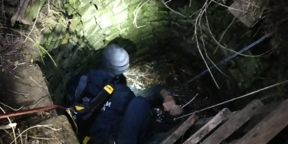 Brzom intervencijom sprečena tragedija: Čovek šetao psa, pa upao u bunar (FOTO)