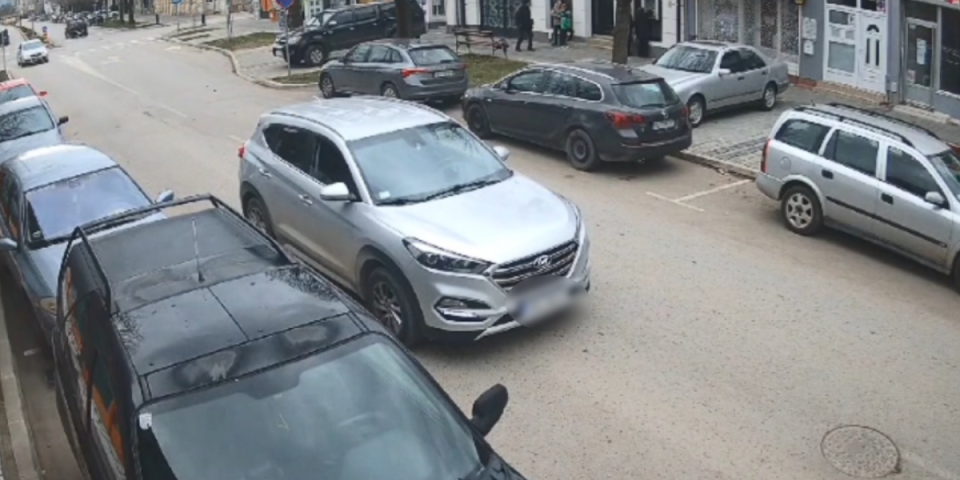 (VIDEO) Skandal u Beloj Crkvi - kamere sve snimile: Pijani blokaderi prete, pa glume žrtve