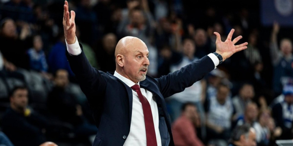 Obradović besan kao ris, urlao na igrače Zvezde: Uleteo na teren, pa zaradio tehničku grešku (VIDEO)