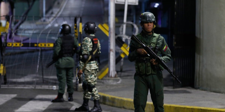 Grad je u opsadnom stanju! Vojska na ulicama Karakasa, narod u panici beži iz svojih domova - zabeleženo najamanje 7 eksplozija (FOTO/VIDEO)