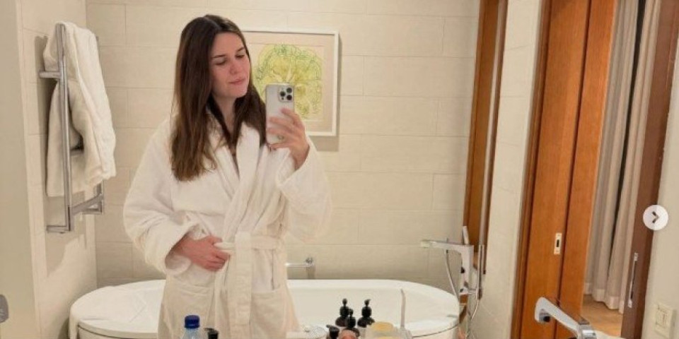 Devojka Lazara Ristovskog fotografijom iz kade rasplamsala maštu: Vrelim kadrovima zapalila mreže (FOTO)