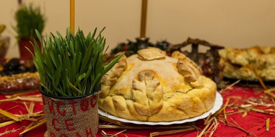 Brza Božićna česnica: Gotova za pola sata - mirisna i ukusna sa zlatnom koricom