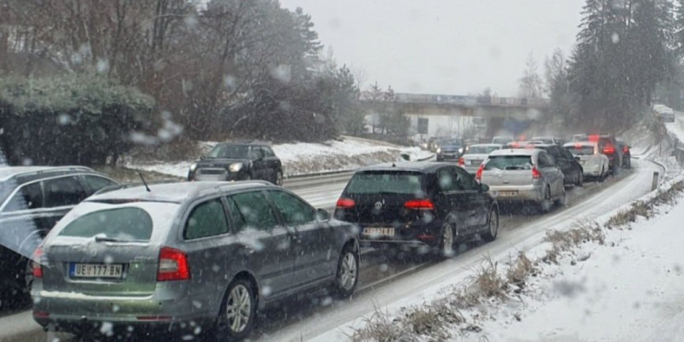 Kilometarska kolona na Zlatiboru: Sve stoji (FOTO/VIDEO)