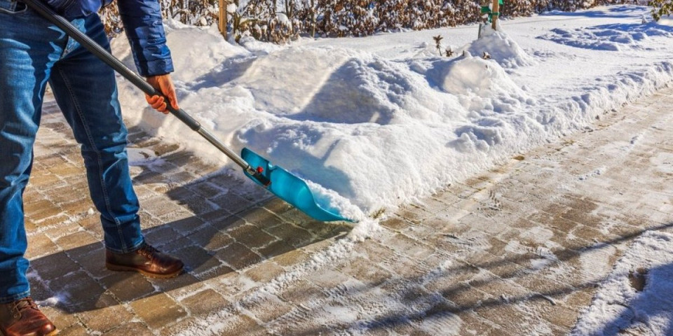 Očistićete sneg kao grtalica: Pospite lopatu ovom tečnošću i sve će ići mnogo brže