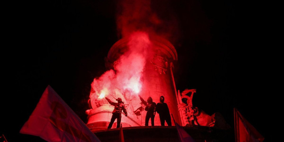Pariz gori! Demonstranti izašli na ulice u znak podrške Venecueli - Zapaljena američka zastava!