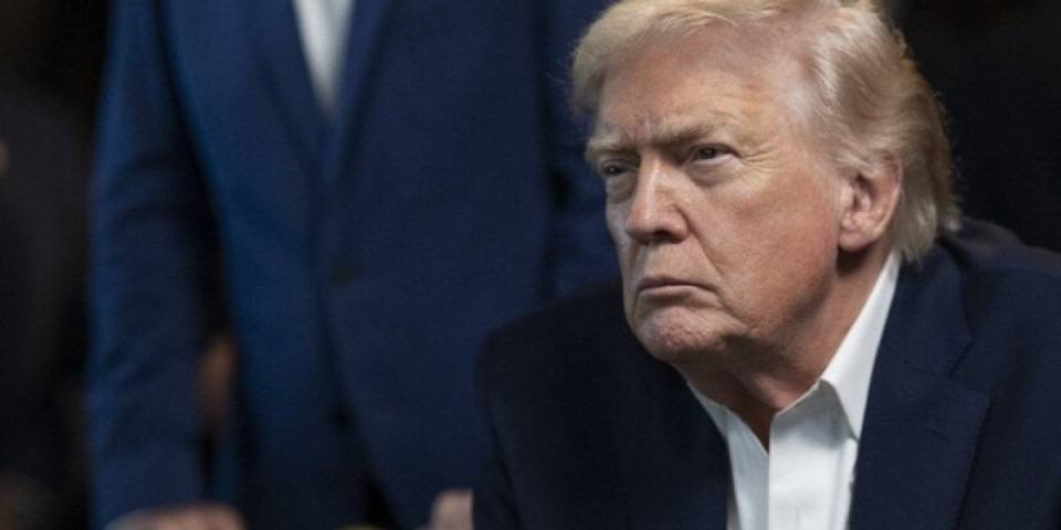 (FOTO) Tramp objavio šokantne fotografije: Ovako je izgledalo hapšenje Madura - Svi gledaju samo u jedno!