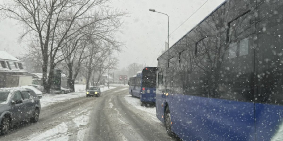 Automobili gube kontrolu nad vozilom zbog snega