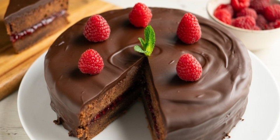 Pijani Isidor najbolja torta za Božić: Ovaj recept svi traže - savršen spoj ruma, maline i čokolade