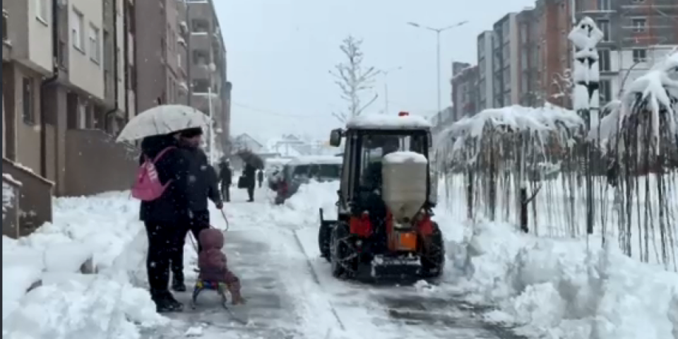 Ko je brži: Komunalci čiste, ali sneg se ne šali (VIDEO)