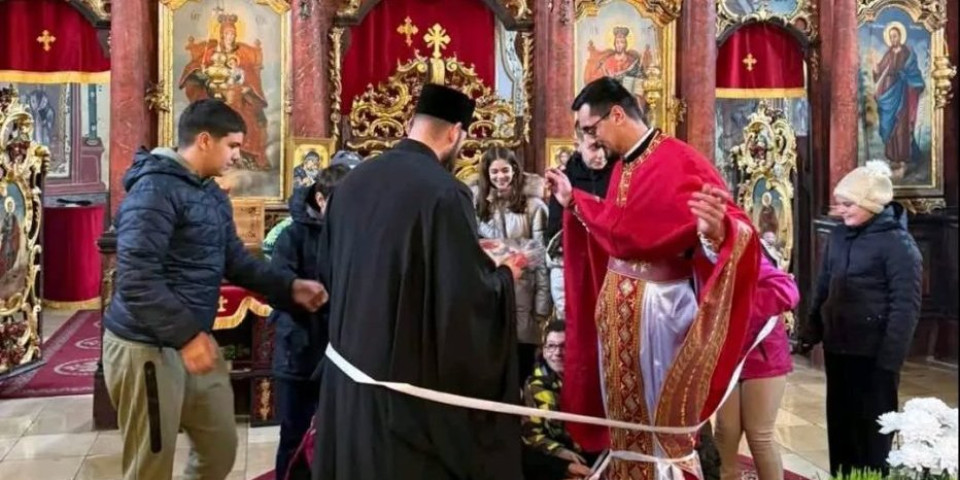 "Vezali" sveštenike usred crkve: Stare običaje ovde i dalje poštuju