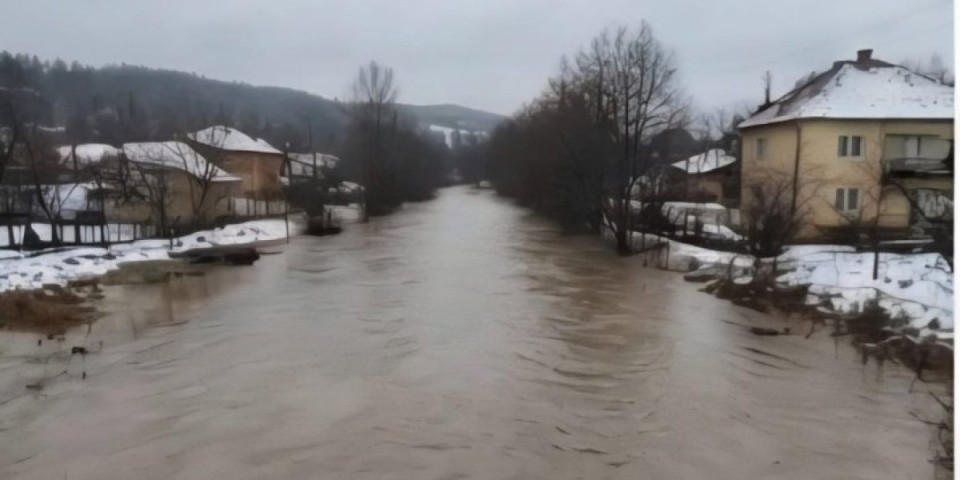 Bor uvodi vanrednu situaciju: Izlio se Timok, poplavio put (VIDEO)