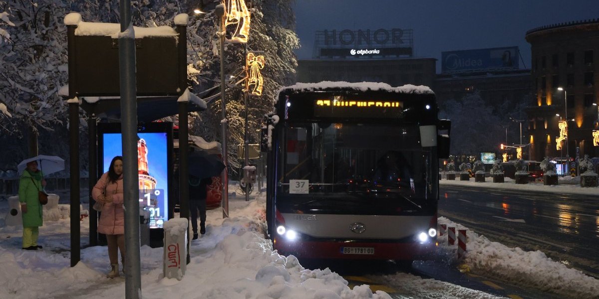 Gradski prevoz ispred Skupštine
