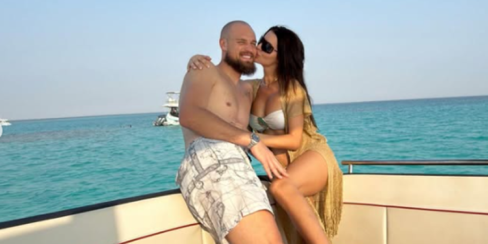 Grudi kipe, zadnjica seva... Ana Rajković objavila fotke koje su srušile internet