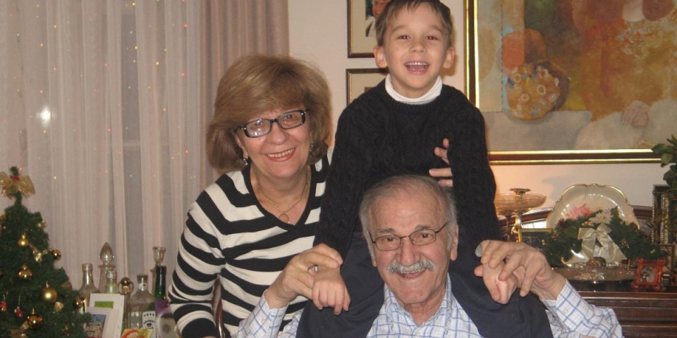 Ovako se proslavljao Božić u Batinoj kući: Nikad viđene fotografije slavnog glumca sa porodičnih slavlja