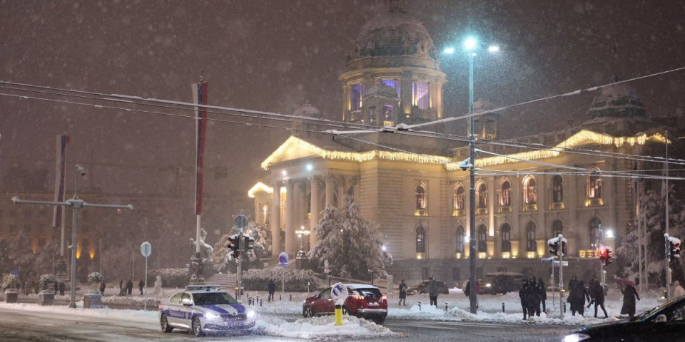 Šta je to ispred Skupštine Srbije?! Ovo su blokaderi ostavili nakon još jednog divljanja u srcu grada (VIDEO)