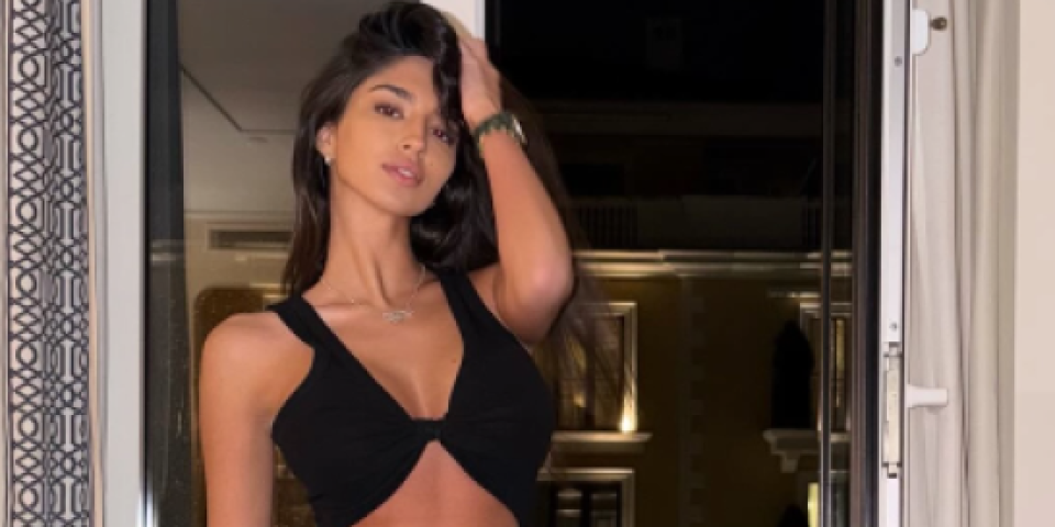 Đina Džinović objavla snimak iz hotelske sobe: Podigla nogu, pa se uhvatila za zadnjicu