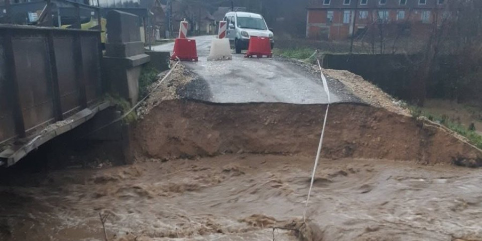 Potok odneo most: U prekidu saobraćaj na regionalnom putu ka Jagodini
