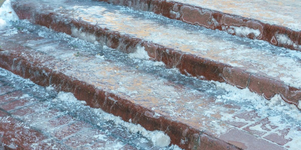 Led sa stepenica nestaje očas posla: Tečnost od 3 sastojka ga odmah otapa