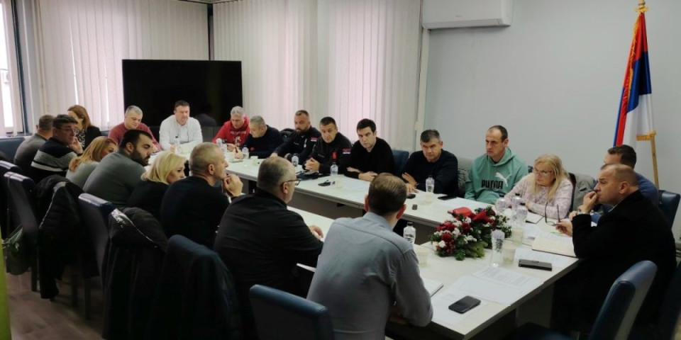 Hitno proglašena vanredna situacija u ovom gradu: Ekipe su na terenu, sneg napravio kolaps