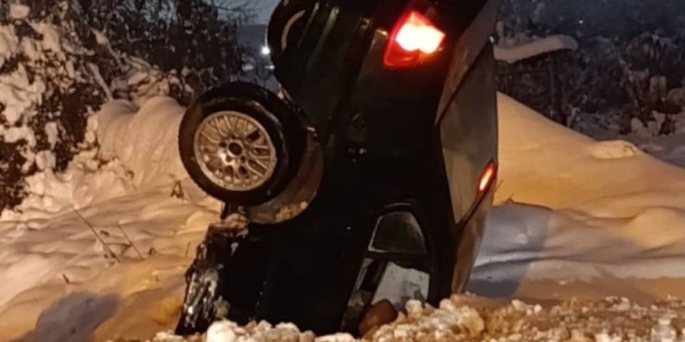 Teška saobraćajka, "zaronio" u sneg: Vozač koji je izazvao udes pobegao (FOTO)