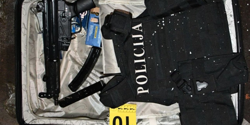 Saslušan vlasnik štek garaže: Krio hekler, škorpion, lažne policijske uniforme... - Ovo je ceo spisak oružja (FOTO)