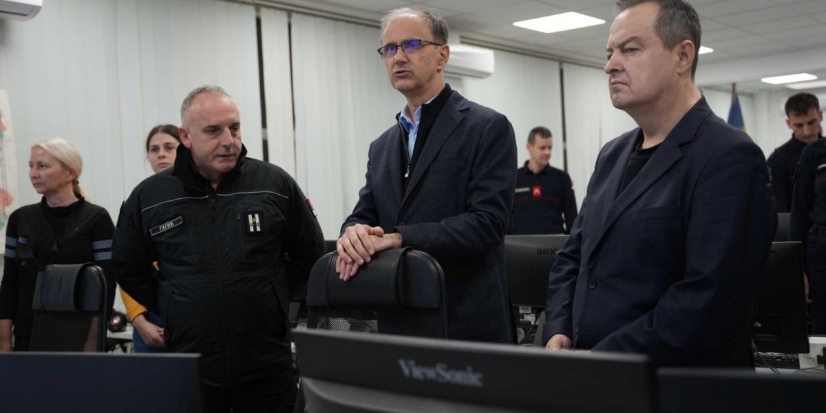 Premijer Đuro Macut i ministar Ivica Dačić sinoć posetili Sektor za vanredne situacije