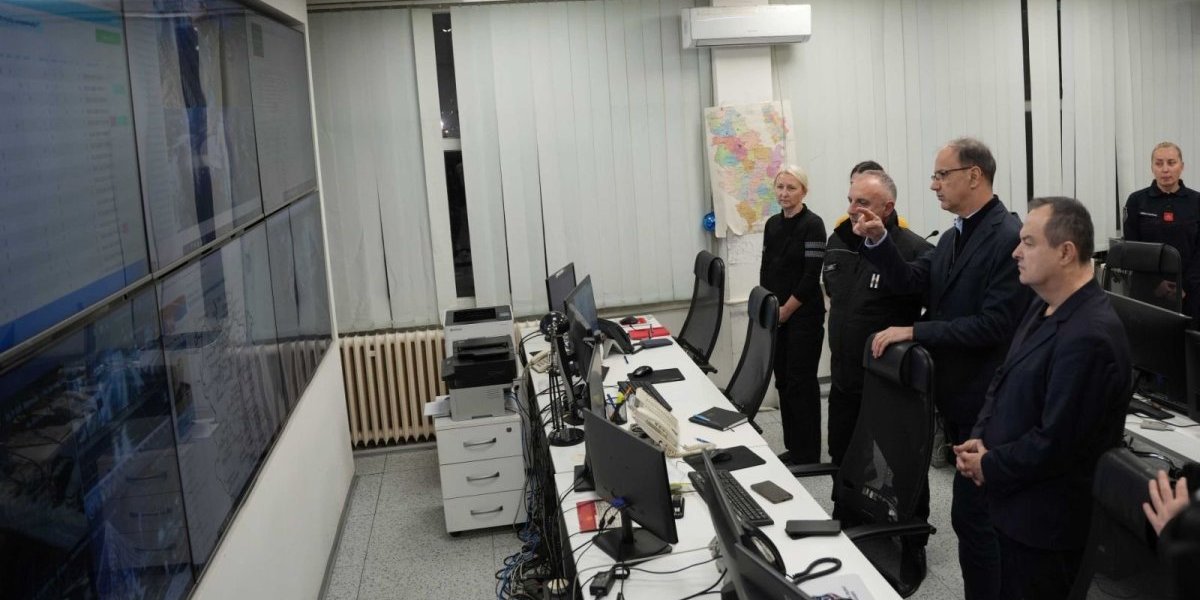 Premijer Đuro Macut i ministar Ivica Dačić u poseti Sektora za vanredne situacije zbog obilnih padavina