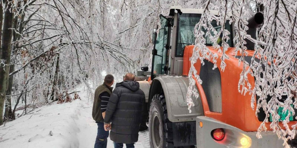 Monah zarobljen u snegu: Krenula akcija spašavanja (FOTO/VIDEO)