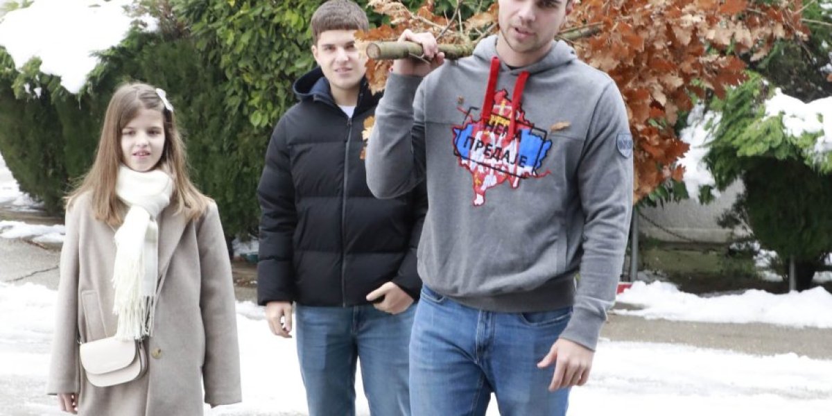 Vukašin unosi badnjak u redakciju