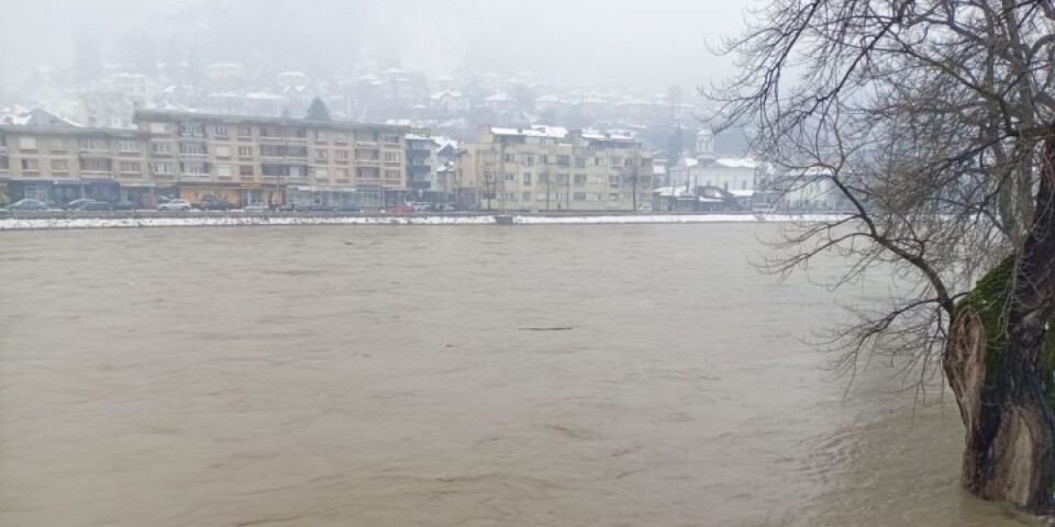 Drama na Limu: Nabujala reka nosi automobil, putnici jedva izvukli živu glavu (VIDEO)