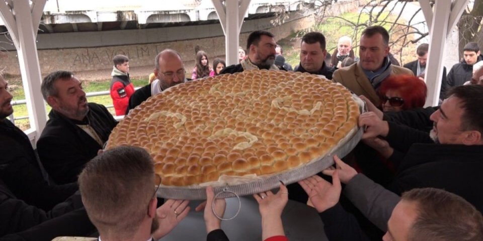 Najveća sreća: Mali Vasilije izvukao zlatnik iz česnice