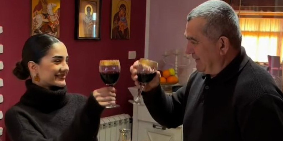 Anđela Đuričić otišla kod roditelja za Božić: Nazdravlja sa ocem pored bogate trpeze