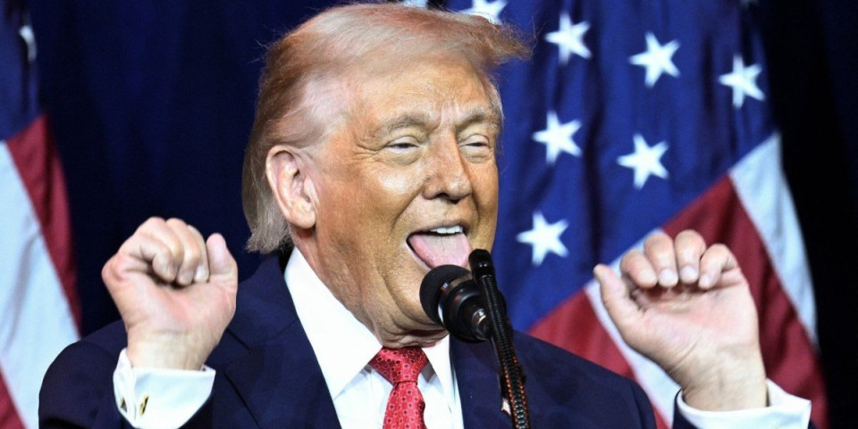 Snimak o kojem bruji Amerika! Trampova imitacija sa govornice postala viralna – Milioni pregleda za samo par sati (VIDEO)