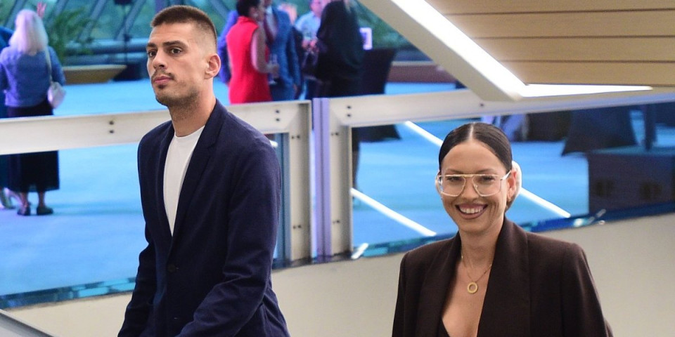 Badnje veče u domu Mirke i Vujadina: Na stolu od svega po malo, svi gledaju u jedan detalj