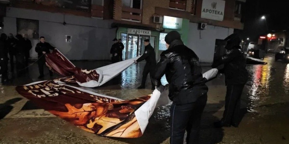 Kurtijevcima smetaju pravoslavni natpisi na svetoj srpskoj zemlji: Jake snage policije uklonile transparent na kome piše "Hristos se rodi"