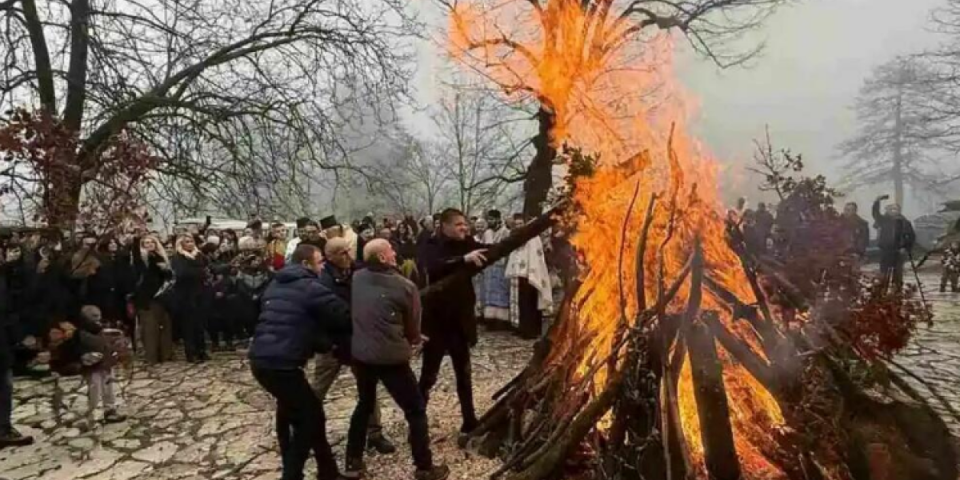 Paljenje badnjaka na Cetinju: Mitropolit Joanikije poslao snažnu poruku (VIDEO)
