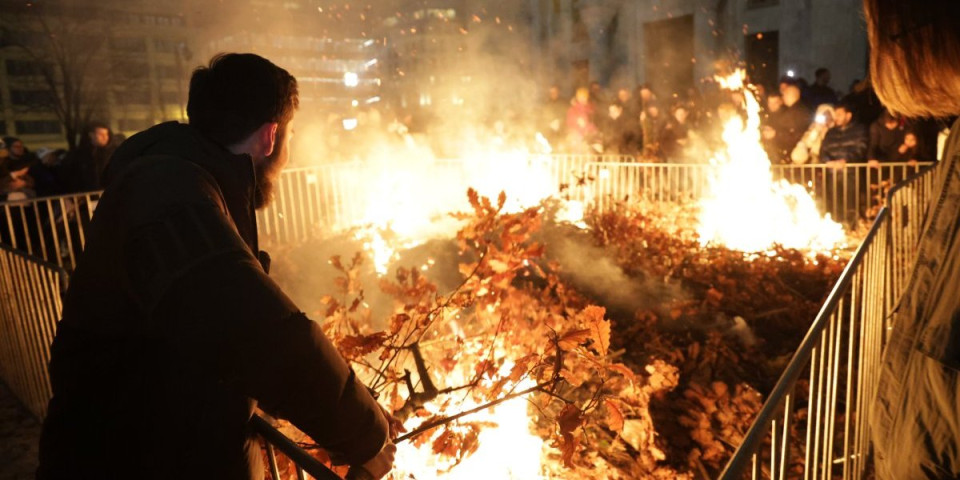 Veličanstveni prizori širom Srbije: Ovako naš narod slavi - veliki broj ljudi ispred hramova (FOTO/VIDEO)