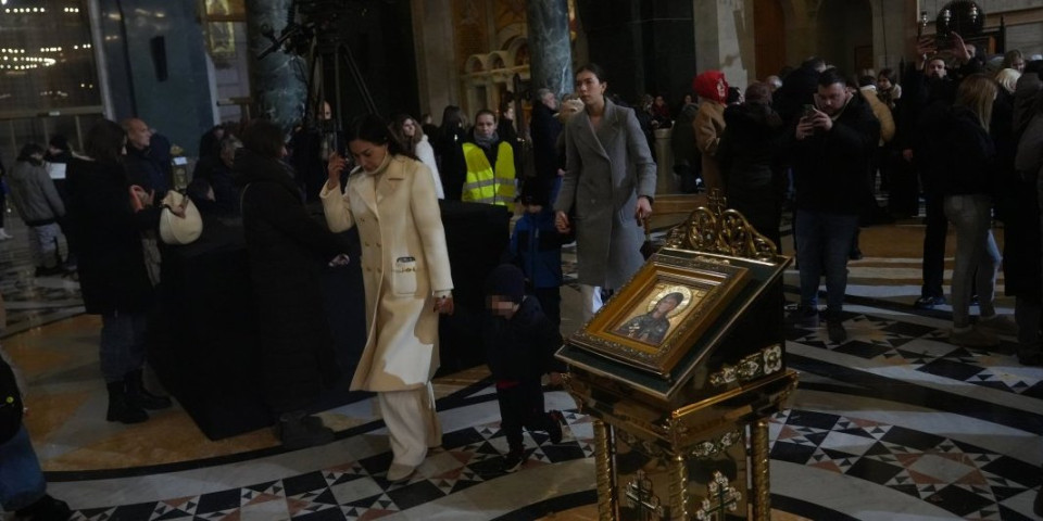 Ceca se pričestila u Hramu Svetog Save - Na ponoćnu liturgiju dovela i unuke (FOTO)