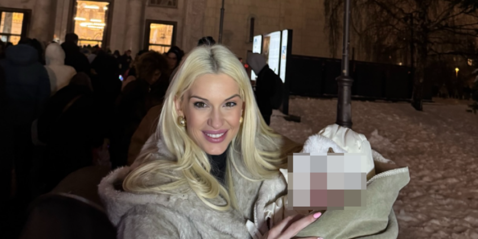 Prvi Božić Anje Mit sa sinom - Glumica fotografijom ispred Hrama sve raznežila (FOTO)