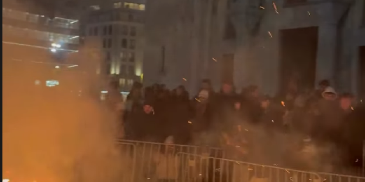 Paljenje badnjaka ispred Hrama Svetog Save