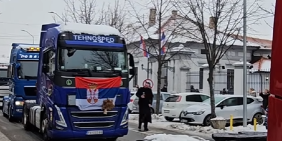 Pola gasa, sirena do daske: Tradicionalni defile za Božić i u ovom gradu (VIDEO)