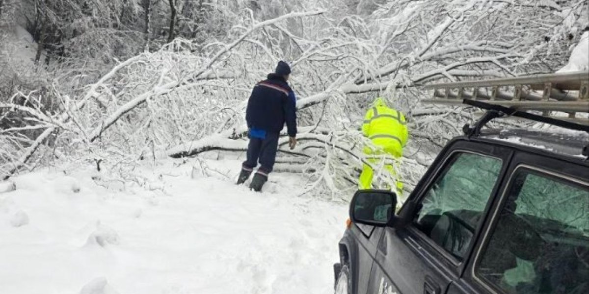 Dežurne ekipe saniraju štetu