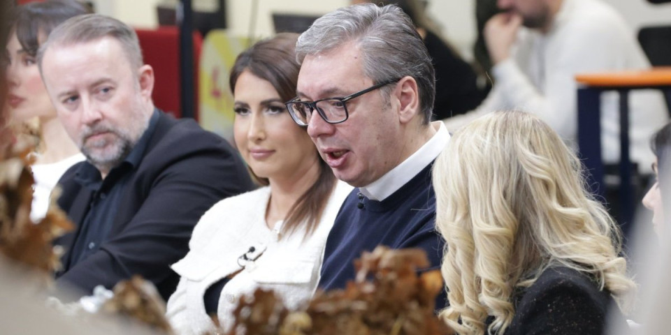 Šok u studiju Informera: Upali i prekinuli intervju sa Vučićem (VIDEO)