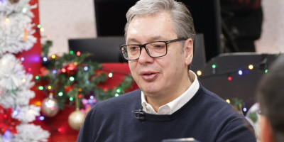 Predsednik Srbije Aleksandar Vučić čestitao je danas Dan Republike Srpske (RS) i istakao da je RS stvorena za mir i da zato ostaje jedan od čvrstih bedema očuvanja stabilnosti u regionu, dodajući da će Srbija uvek biti uz Srpsku i njen narod.