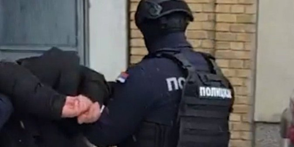 Pali i ubica i pomagač: Snimak hapšenja monstruma koji je tinejdžeru prerezao vrat u kafani u Tovariševu (VIDEO)