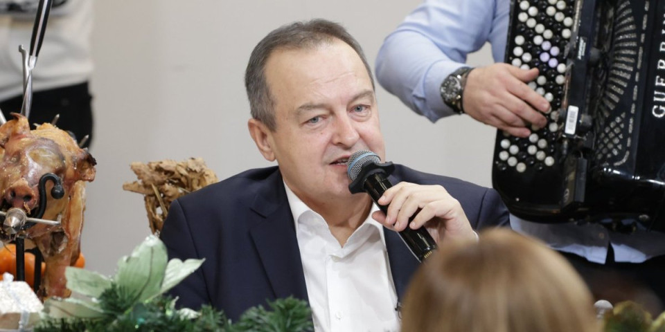 Zapevao Ivica Dačića: Pogledajte samo deo atmosfere s velikog božićnog veselja u Informeru, Ana Brnabić najveselija
